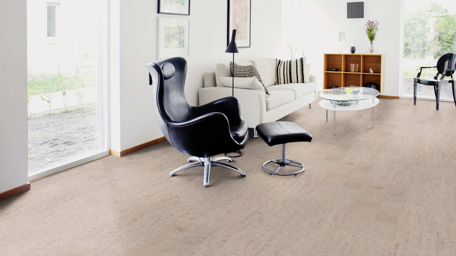 Milieubild Wohnzimmer mit Sessel und bodentiefem Fenster - Wicanders 80001288