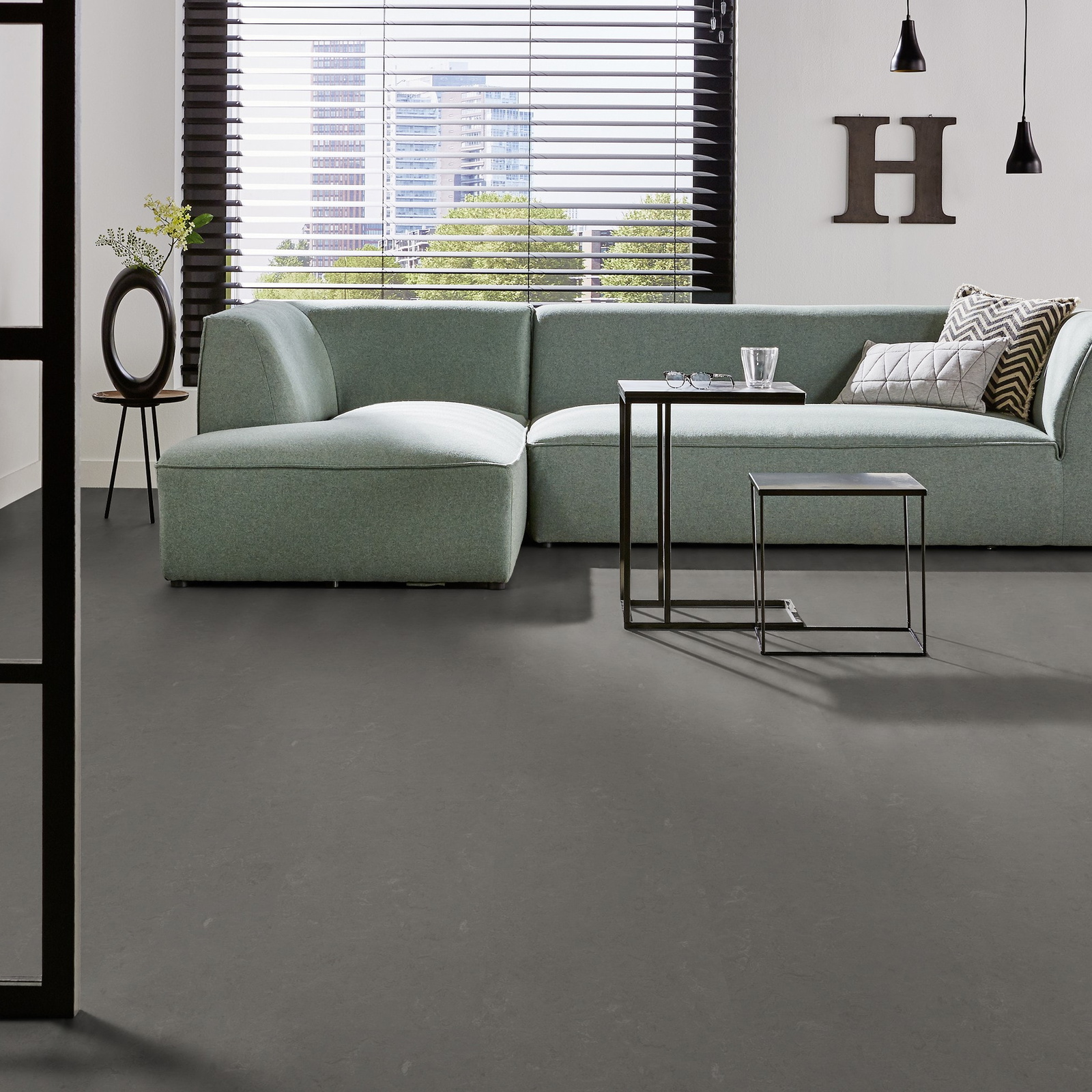 Milieubild Modernes Wohnzimmer mit mintgrünem Sofa - Forbo Flooring 176498