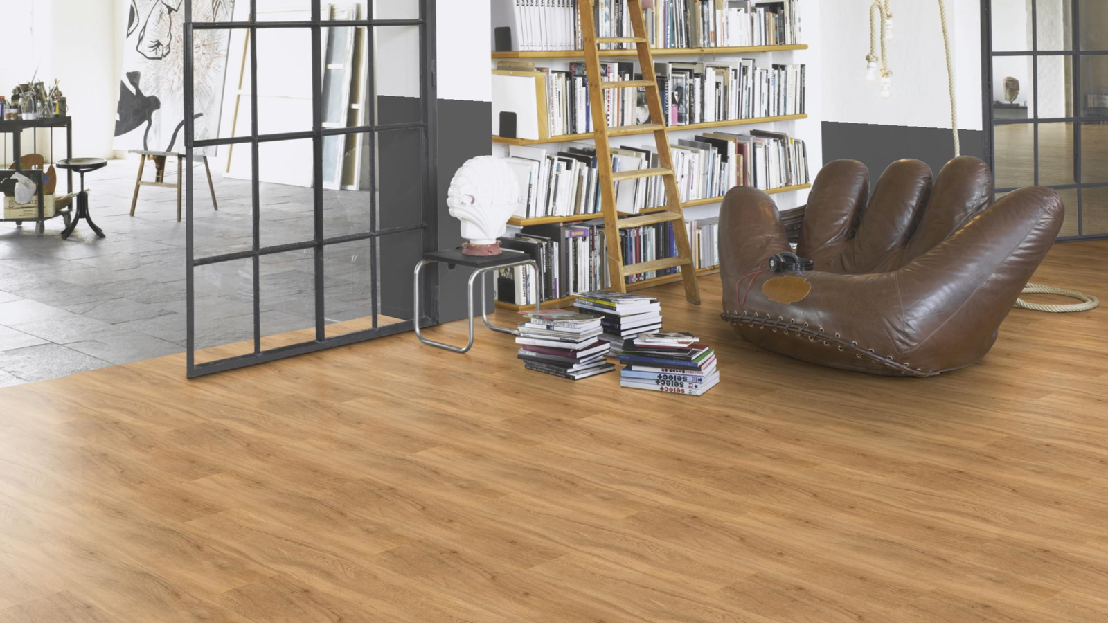 Milieubild Modernes Wohnzimmer mit Atelier - Parador Klebe-Vinyl Basic 2.0 Eiche Sierra natur Milieubild Modernes Wohnzimmer mit Atelier - Parador 1730791