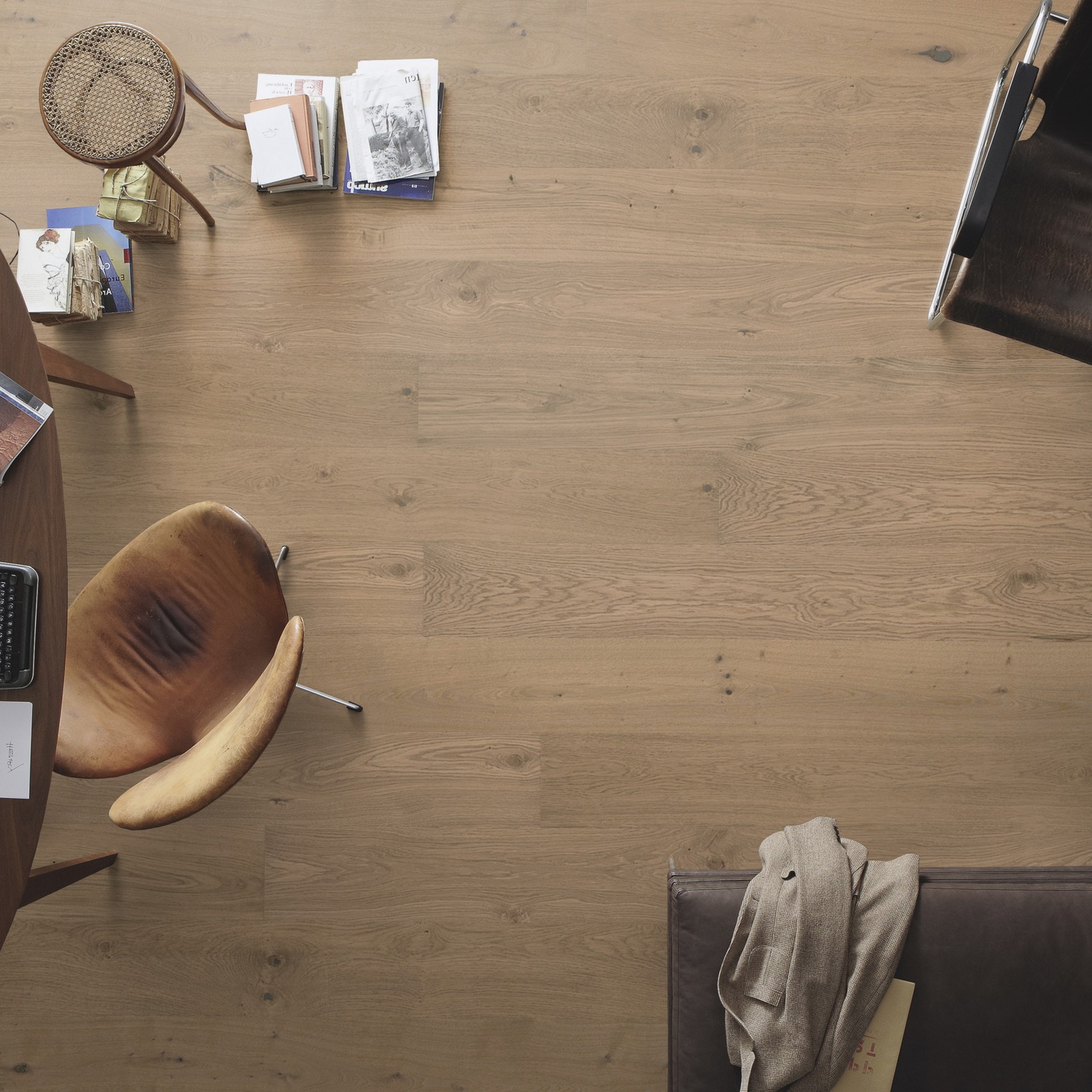 Milieubild Büro mit ovalem Tisch - Draufsicht - MEISTER Furnierboden HD 100 Natureflex Eiche auth greige pure Milieubild Büro mit ovalem Tisch - Draufsicht - MEISTER 500139-2200210-20018