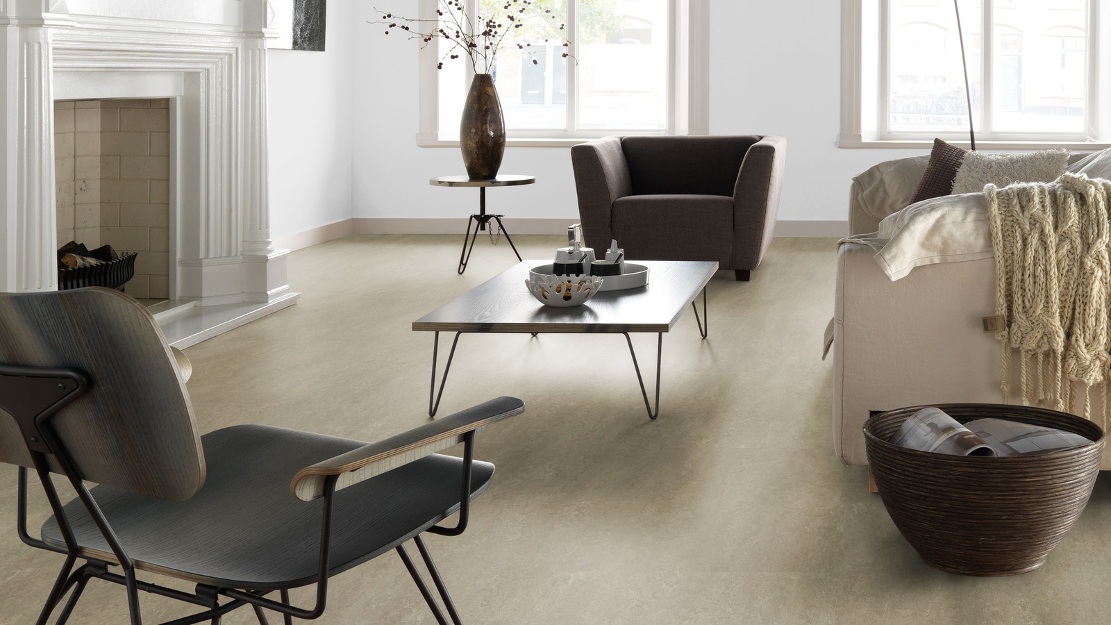 Milieubild Altbau-Wohnzimmer mit Kamin - Forbo Flooring Marmoleum Modular Neutral Sparrow Milieubild Altbau-Wohnzimmer mit Kamin - Forbo Flooring 255284