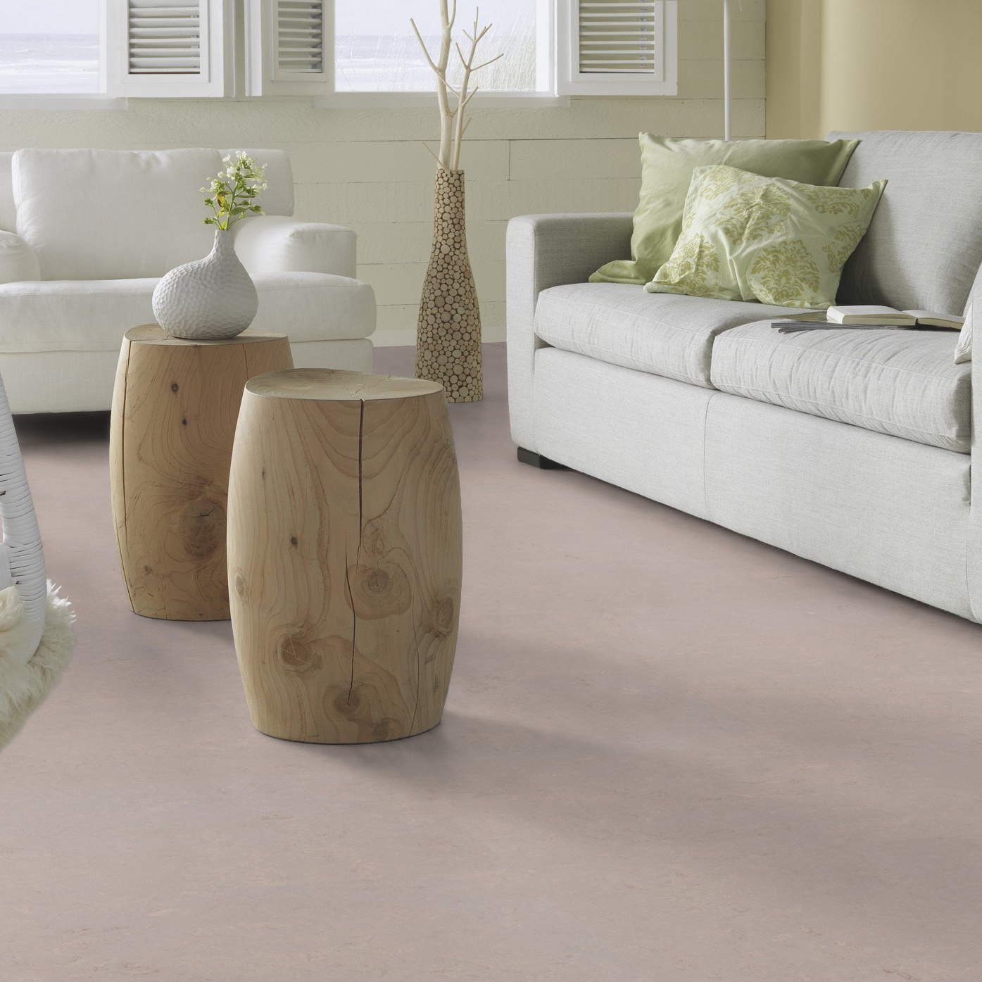 Milieubild Modernes, freundliches Wohnzimmer mit Sofa - Forbo Flooring Klebe-Bioboden Modular Shade Neptune Milieubild Modernes, freundliches Wohnzimmer mit Sofa - Forbo Flooring 156299
