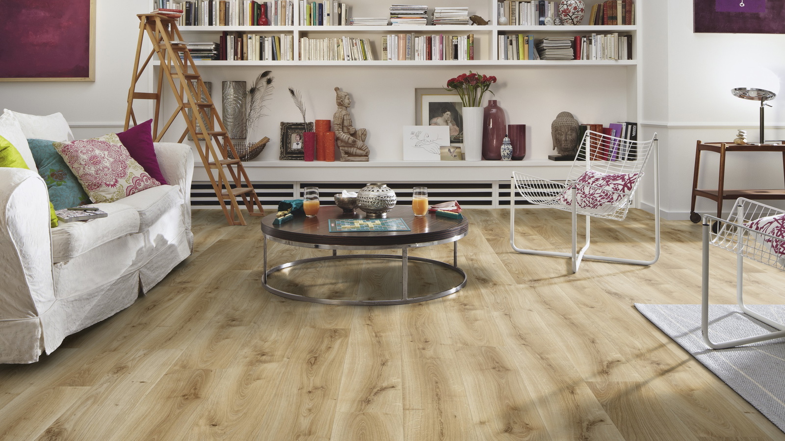 Milieubild Wohnzimmer mit großem Bücherregal - MEISTER Laminat LD 55 Eiche East Coast Milieubild Wohnzimmer mit großem Bücherregal - MEISTER 600015-1288198-06682