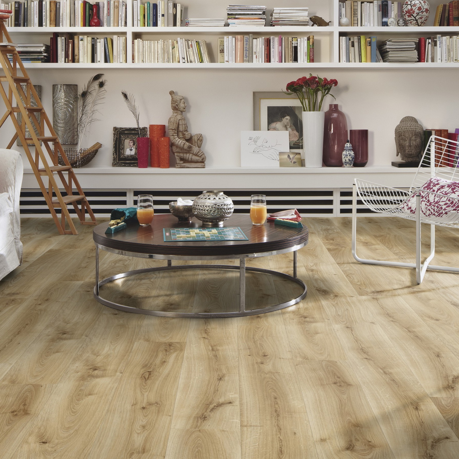 Milieubild Wohnzimmer mit großem Bücherregal - MEISTER Laminat LD 55 Eiche East Coast Milieubild Wohnzimmer mit großem Bücherregal - MEISTER 600015-1288198-06682