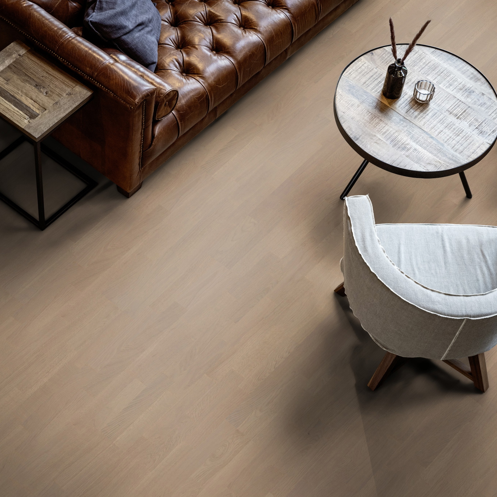 Milieubild Wohnzimmer mit Ledersofa - Blick von oben - ter Hürne Parkett Tailored Collection Eiche Vouvray Milieubild Wohnzimmer mit Ledersofa - Blick von oben - ter Hürne 1101312486