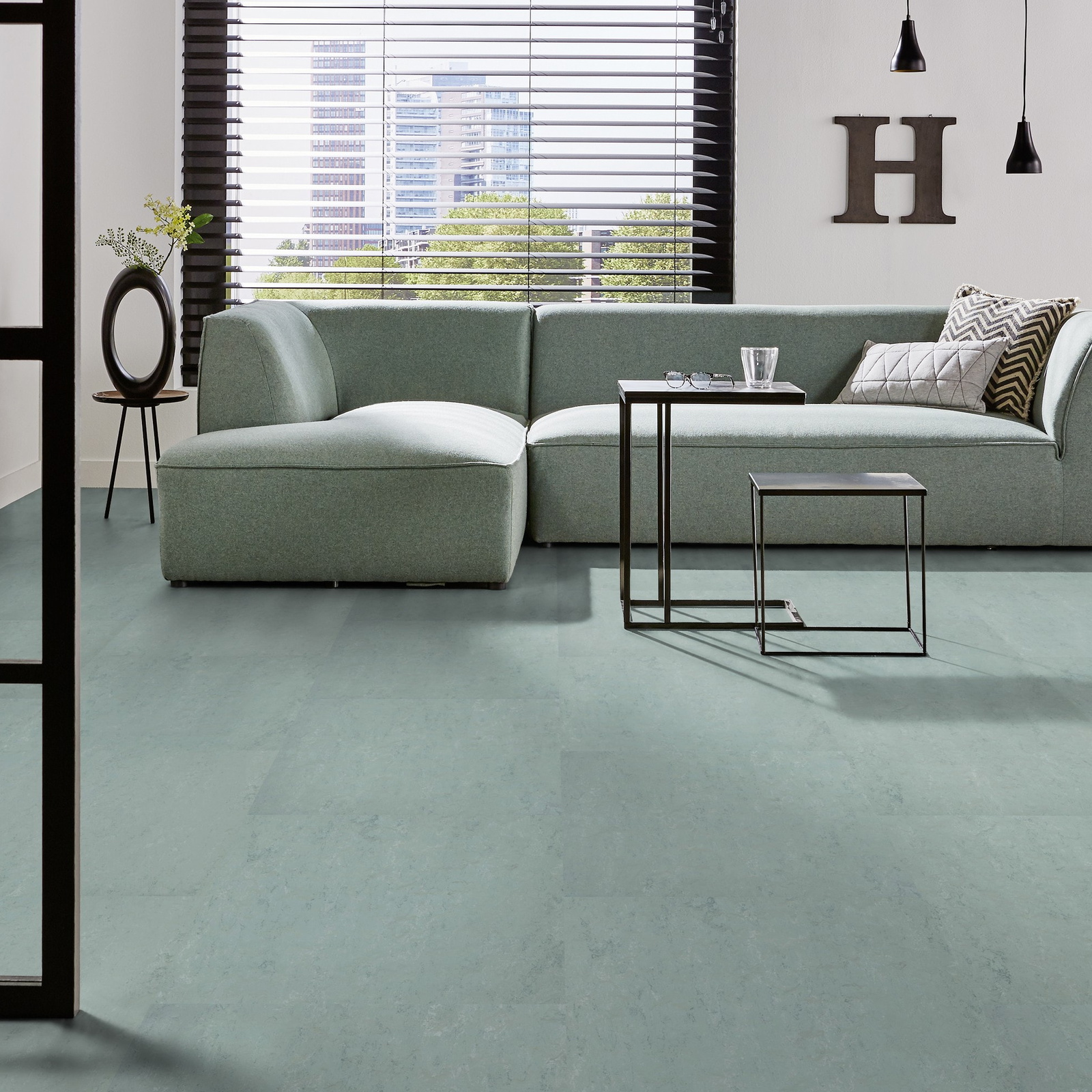 Milieubild Modernes Wohnzimmer mit mintgrünem Sofa - Forbo Flooring Marmoleum Modular Accent Flint Milieubild Modernes Wohnzimmer mit mintgrünem Sofa - Forbo Flooring 255327
