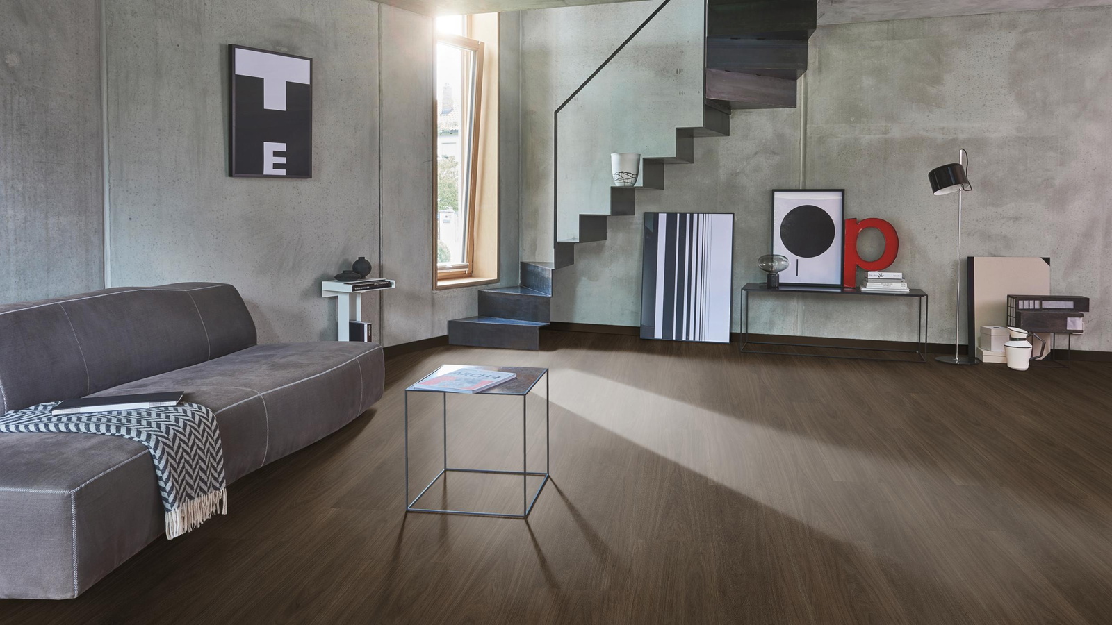 Milieubild Wohnzimmer im modernen Loft-Stil - Parador Klebe-Vinyl Classic 2025 Eiche Oxford dunkelbraun Milieubild Wohnzimmer im modernen Loft-Stil - Parador 1748868