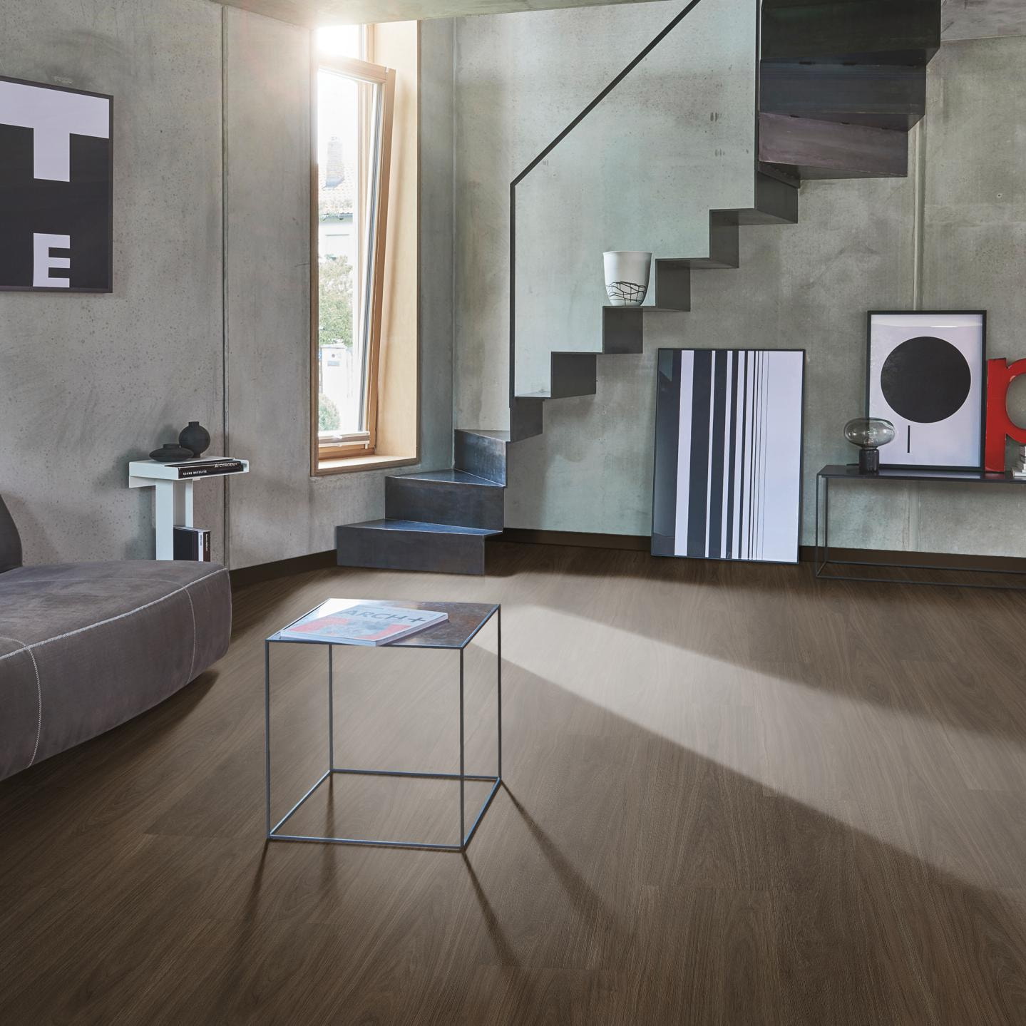 Milieubild Wohnzimmer im modernen Loft-Stil - Parador Klebe-Vinyl Classic 2025 Eiche Oxford dunkelbraun Milieubild Wohnzimmer im modernen Loft-Stil - Parador 1748868