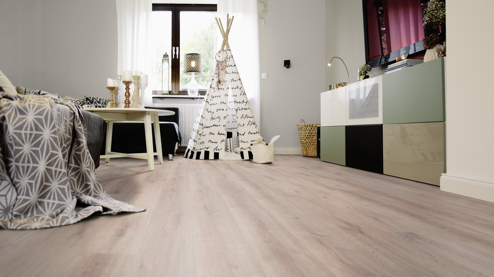 Milieubild Wohnzimmer mit Sideboard und Fernseher - wineo MLP313R
