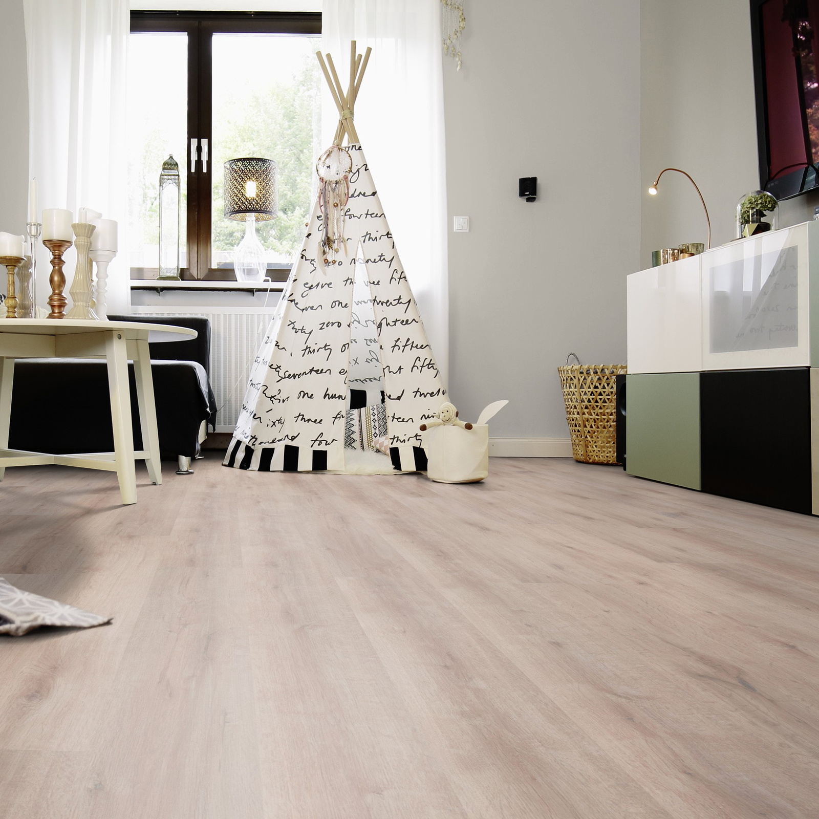 Milieubild Wohnzimmer mit Sideboard und Fernseher - wineo MLP313R