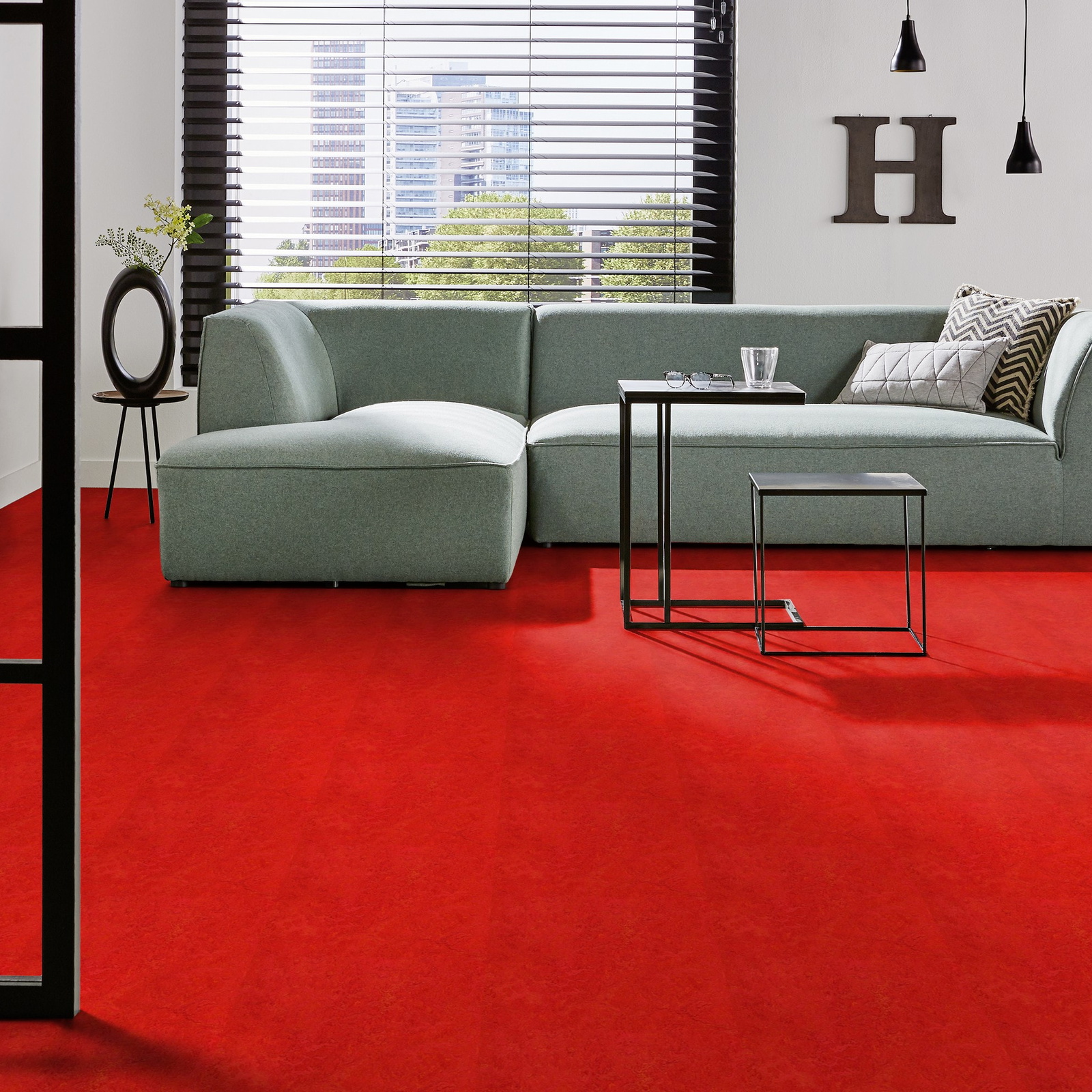 Milieubild Modernes Wohnzimmer mit mintgrünem Sofa - Forbo Flooring Marmoleum Click Scarlet Milieubild Modernes Wohnzimmer mit mintgrünem Sofa - Forbo Flooring 176489