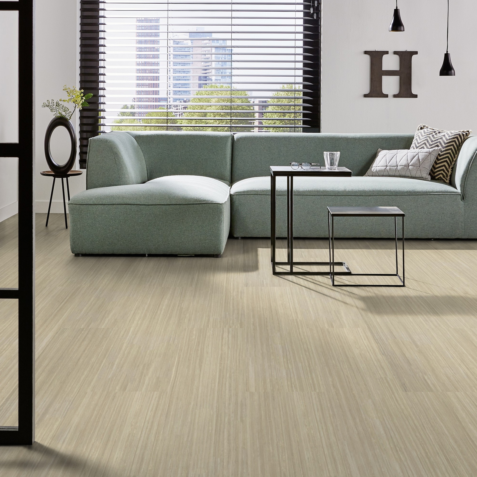 Milieubild Modernes Wohnzimmer mit mintgrünem Sofa - Forbo Flooring Marmoleum Modular Linear Desert Sand Milieubild Modernes Wohnzimmer mit mintgrünem Sofa - Forbo Flooring 253744