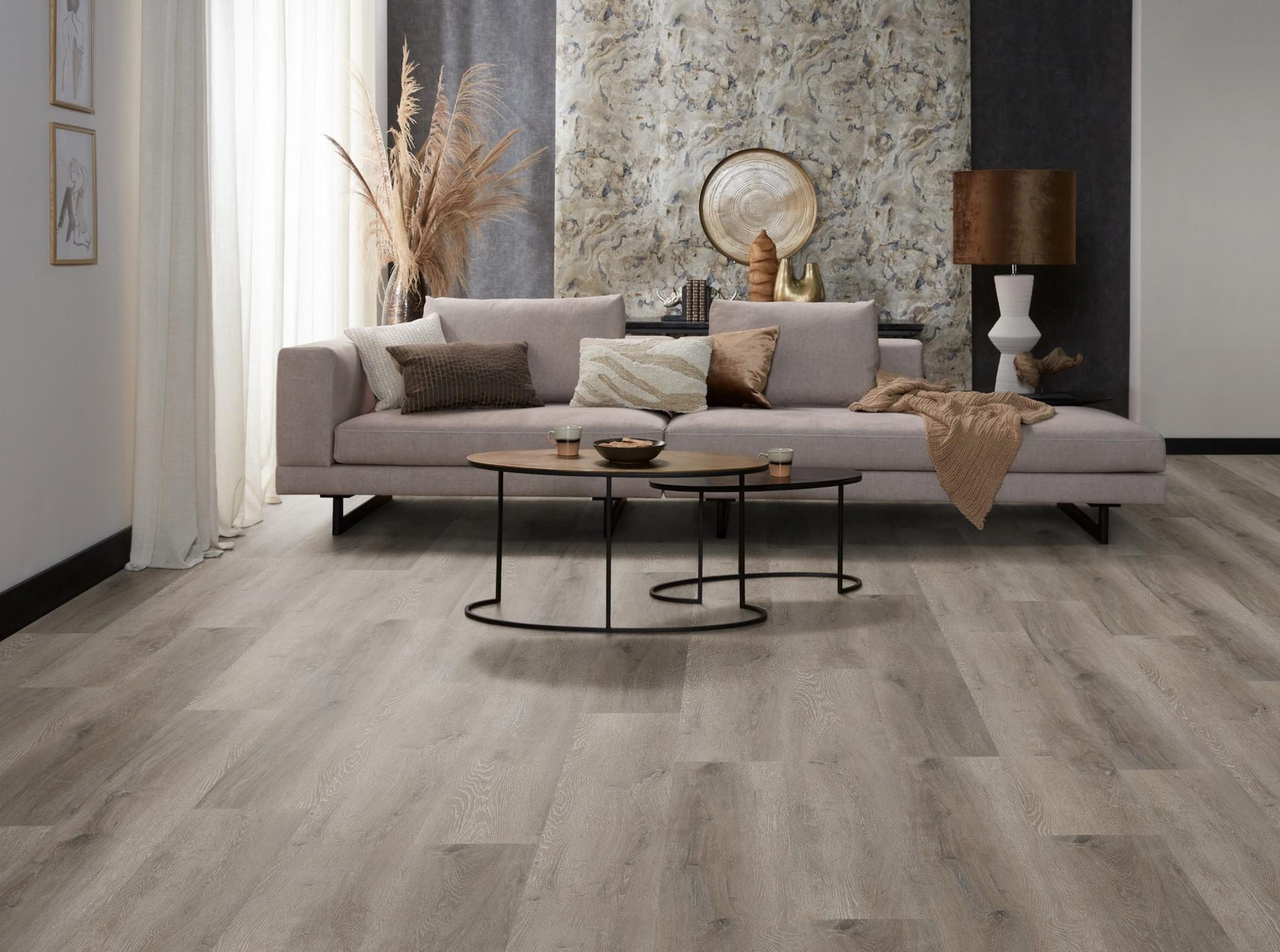 Milieubild Modernes, freundliches Wohnzimmer mit Sofa und Wandtapete - nexflor Rigid Klick-Vinyl Helios Click Collection Marathon Oak Milieubild Modernes, freundliches Wohnzimmer mit Sofa und Wandtapete - nexflor NXF-20030-003