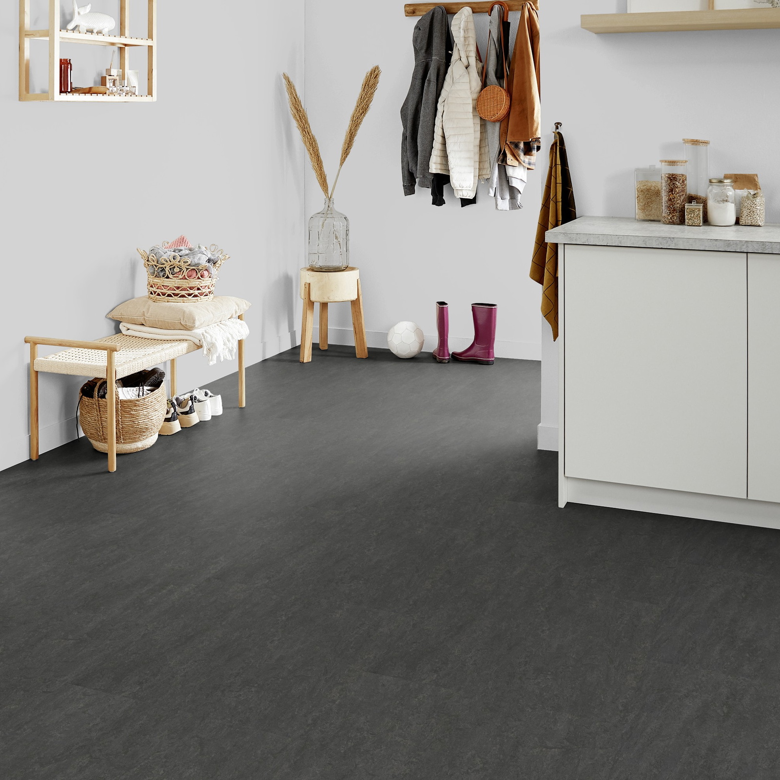 Milieubild Kompakte Küchenzeile im offenen Wohnbereich - Forbo Flooring Marmoleum Modular Neutral Volcanic Ash Milieubild Kompakte Küchenzeile im offenen Wohnbereich - Forbo Flooring 255342