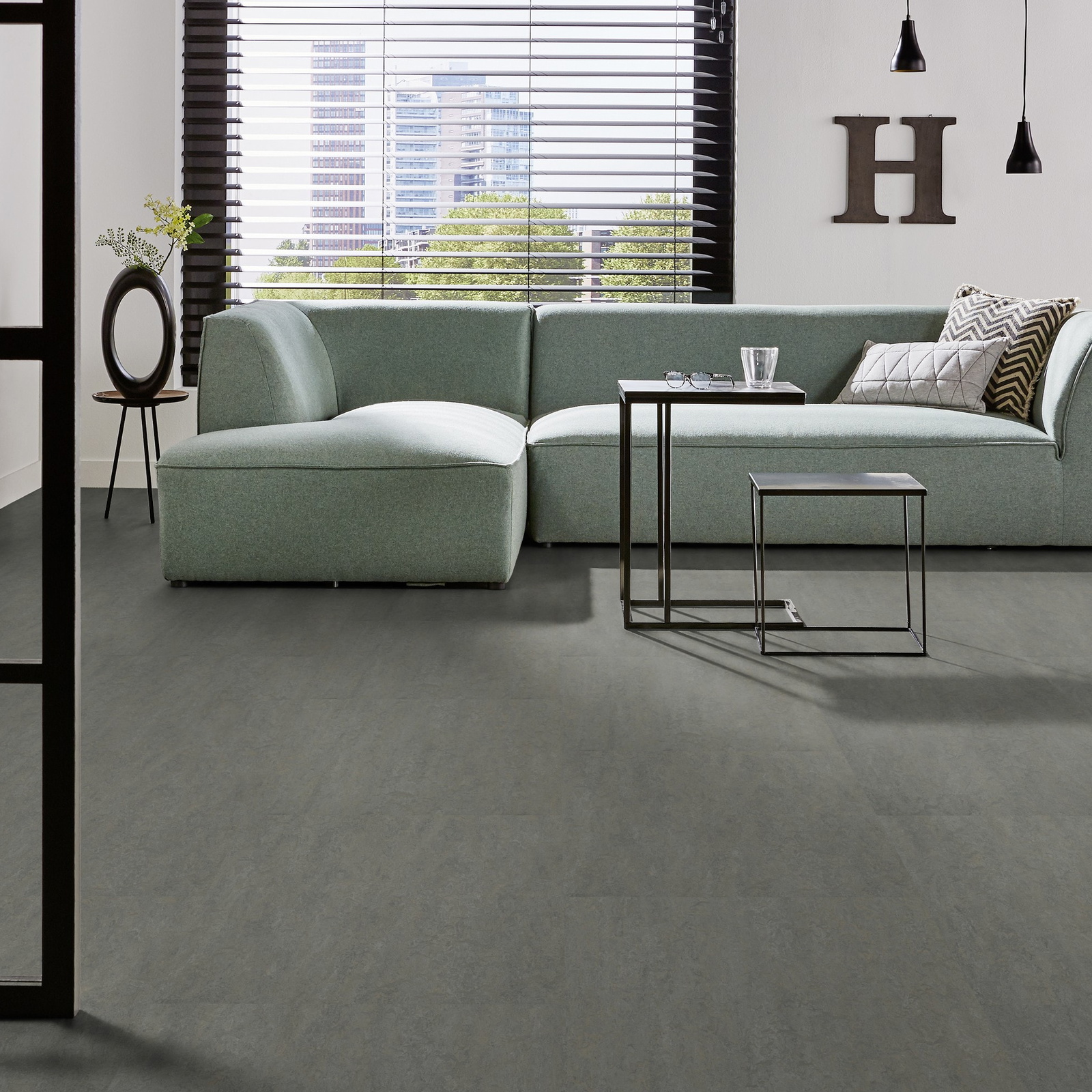Milieubild Modernes Wohnzimmer mit mintgrünem Sofa - Forbo Flooring Marmoleum Modular Neutral Eternity Milieubild Modernes Wohnzimmer mit mintgrünem Sofa - Forbo Flooring 255341