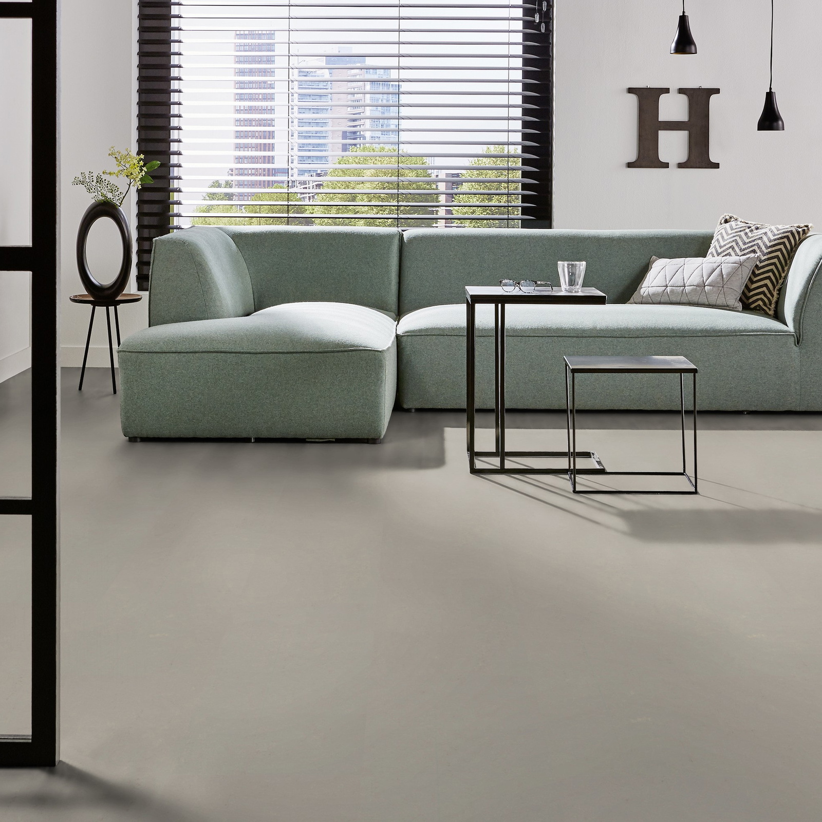 Milieubild Modernes Wohnzimmer mit mintgrünem Sofa - Forbo Flooring 176497