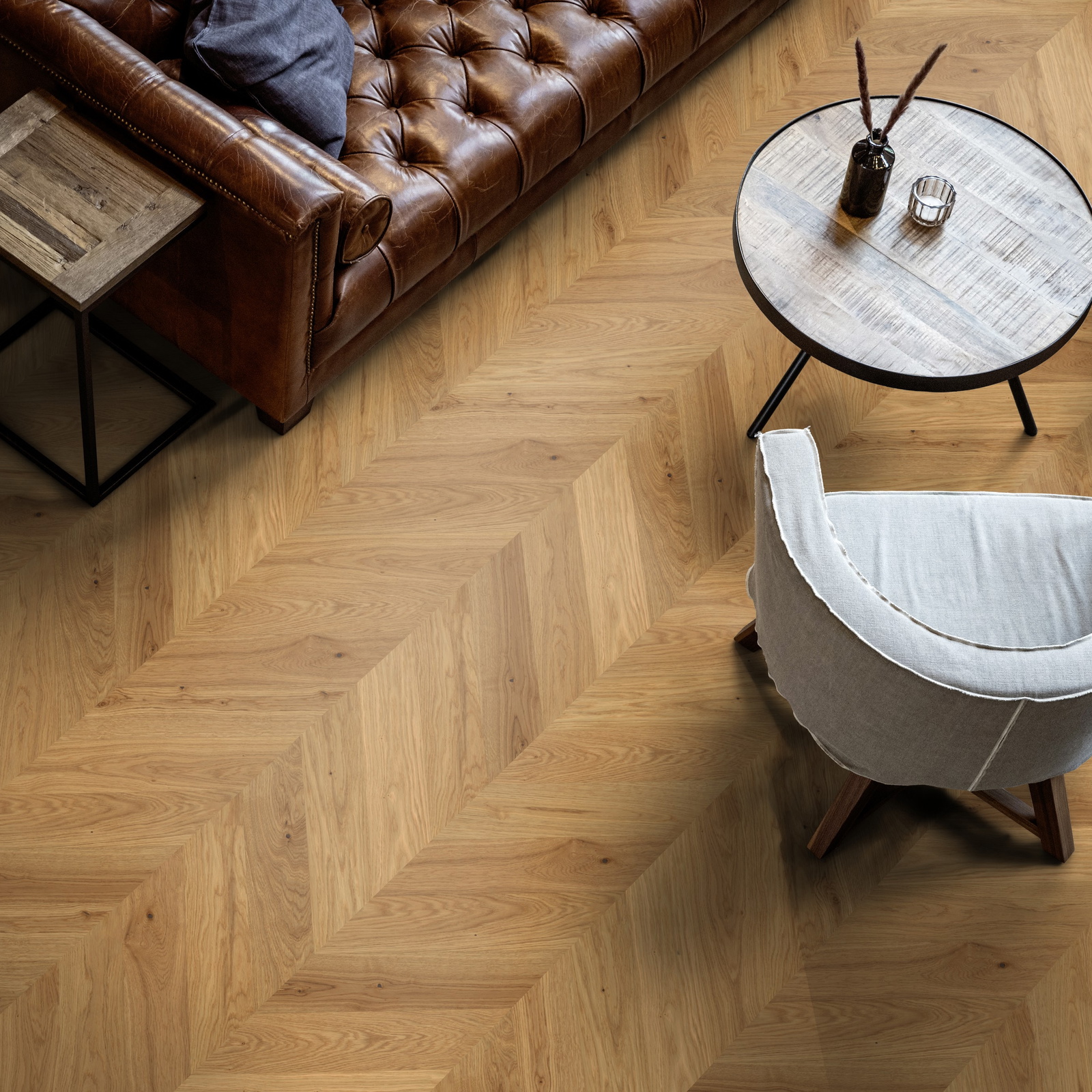 Milieubild Wohnzimmer mit Ledersofa - Blick von oben - ter Hürne Parkett Estate Collection EVO Eiche Jambes Milieubild Wohnzimmer mit Ledersofa - Blick von oben - ter Hürne 1101312681