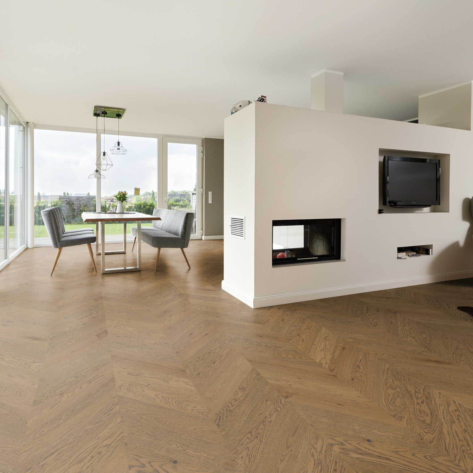 Milieubild Wohnzimmer mit Essbereich und Kamin - ter Hürne Parkett Estate Collection OLIO Eiche Karlstad Milieubild Wohnzimmer mit Essbereich und Kamin - ter Hürne 1101312676