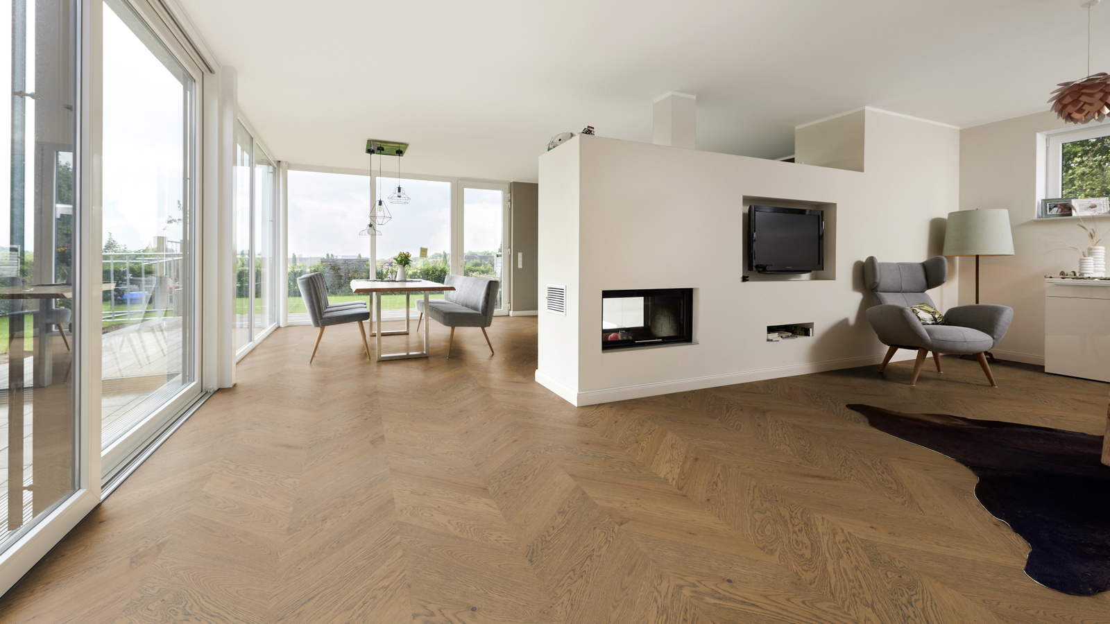 Milieubild Wohnzimmer mit Essbereich und Kamin - ter Hürne Parkett Estate Collection OLIO Eiche Karlstad Milieubild Wohnzimmer mit Essbereich und Kamin - ter Hürne 1101312676