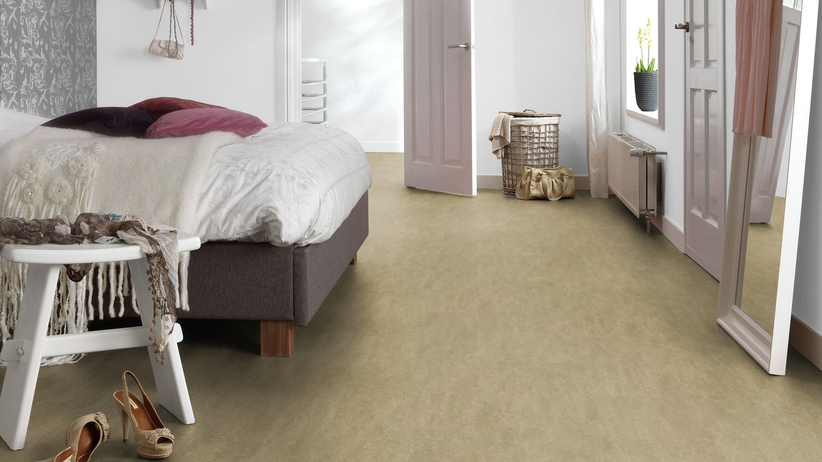 Milieubild Schlafzimmer mit Hocker - Forbo Flooring Marmoleum Modular Neutral Oat Milieubild Schlafzimmer mit Hocker - Forbo Flooring 255344