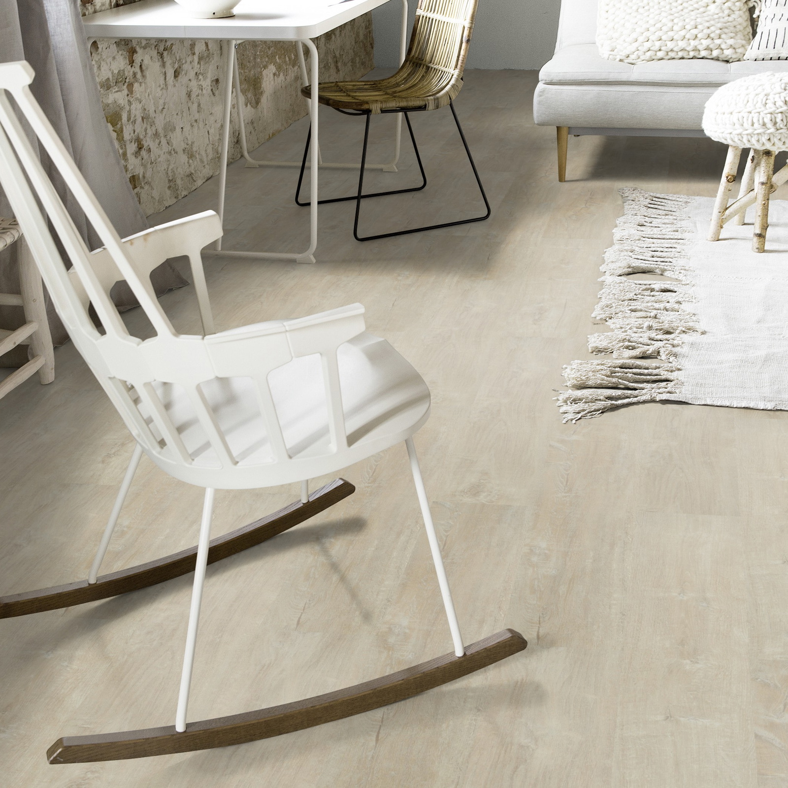 Milieubild Wohnzimmer mit Schaukelstuhl im skandinavischen Stil - Forbo Flooring 217627