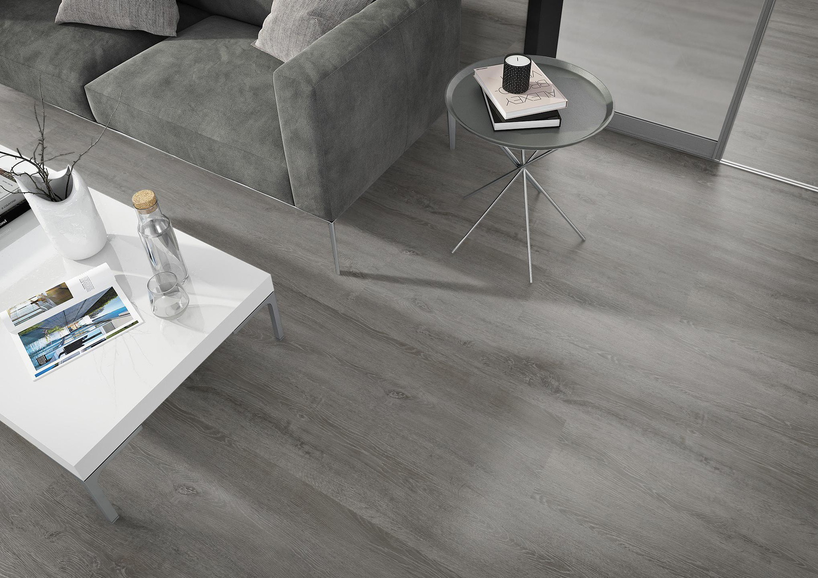 Milieubild Wohnzimmer - Sofa mit Beistelltisch und Glastür - nexflor Klebe-Vinyl Helios Collection Arcadia Oak Milieubild Wohnzimmer - Sofa mit Beistelltisch und Glastür - nexflor NXF-10030-005