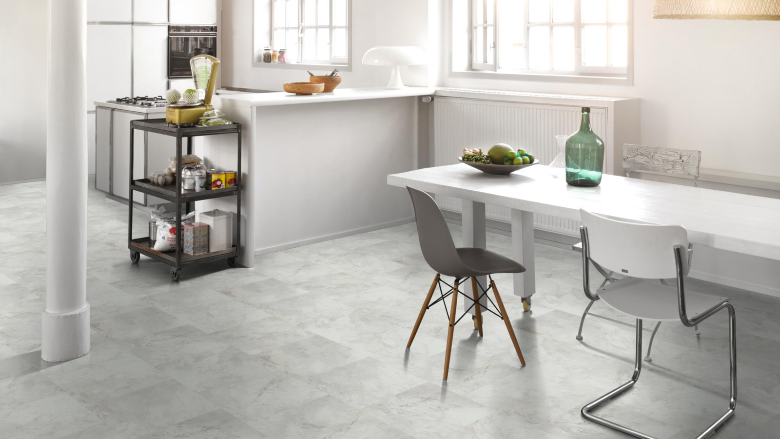 Milieubild Küche mit Essbereich - Parador Klebe-Vinyl Trendtime 5 Dryback Marmor Abbey weiß Milieubild Küche mit Essbereich - Parador 1750862