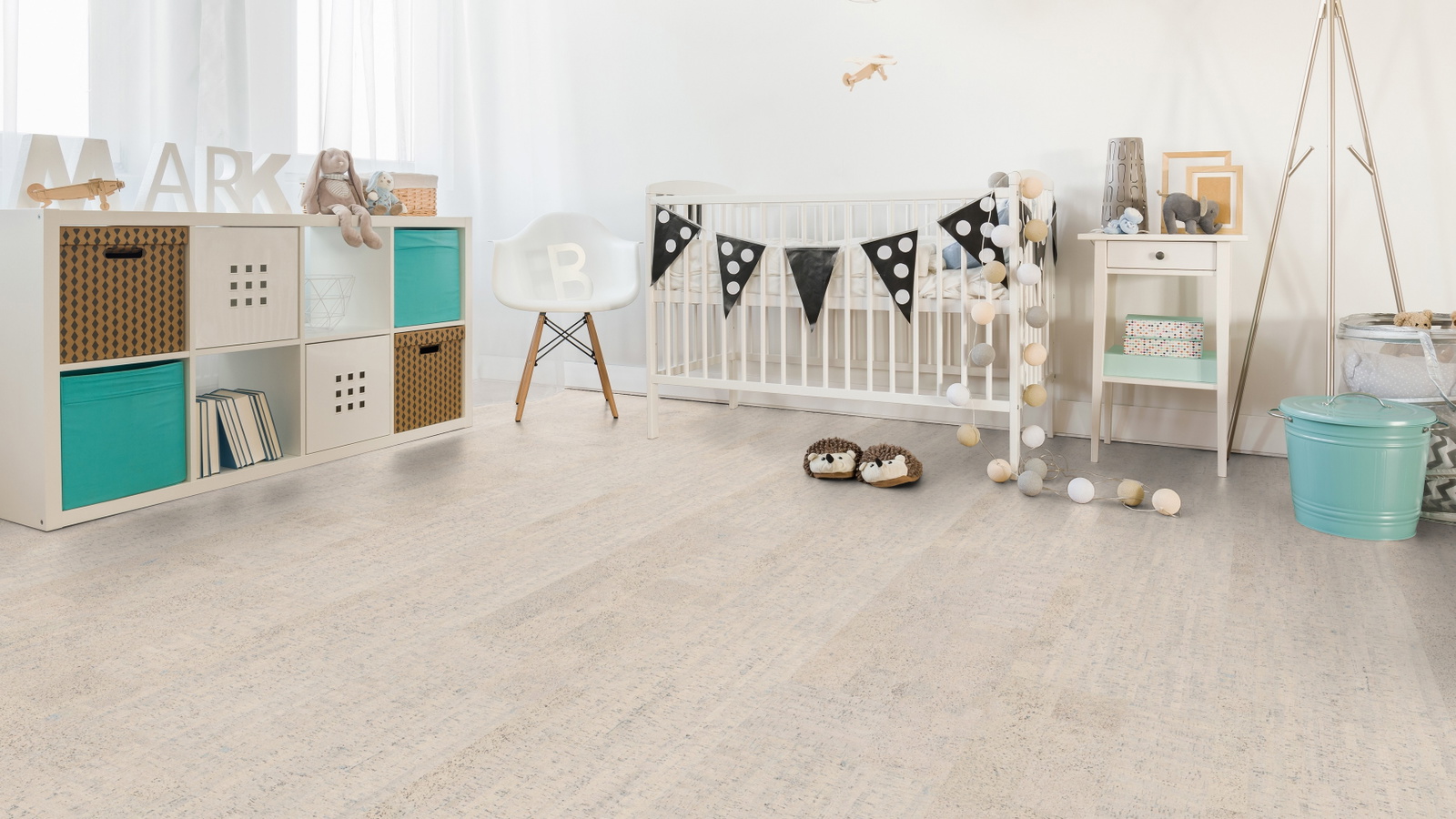 Milieubild Kinderzimmer mit weißer Krippe - Wicanders HDF Klick-Korkboden cork Essence Fashionable Glacier Milieubild Kinderzimmer mit weißer Krippe - Wicanders 80001244