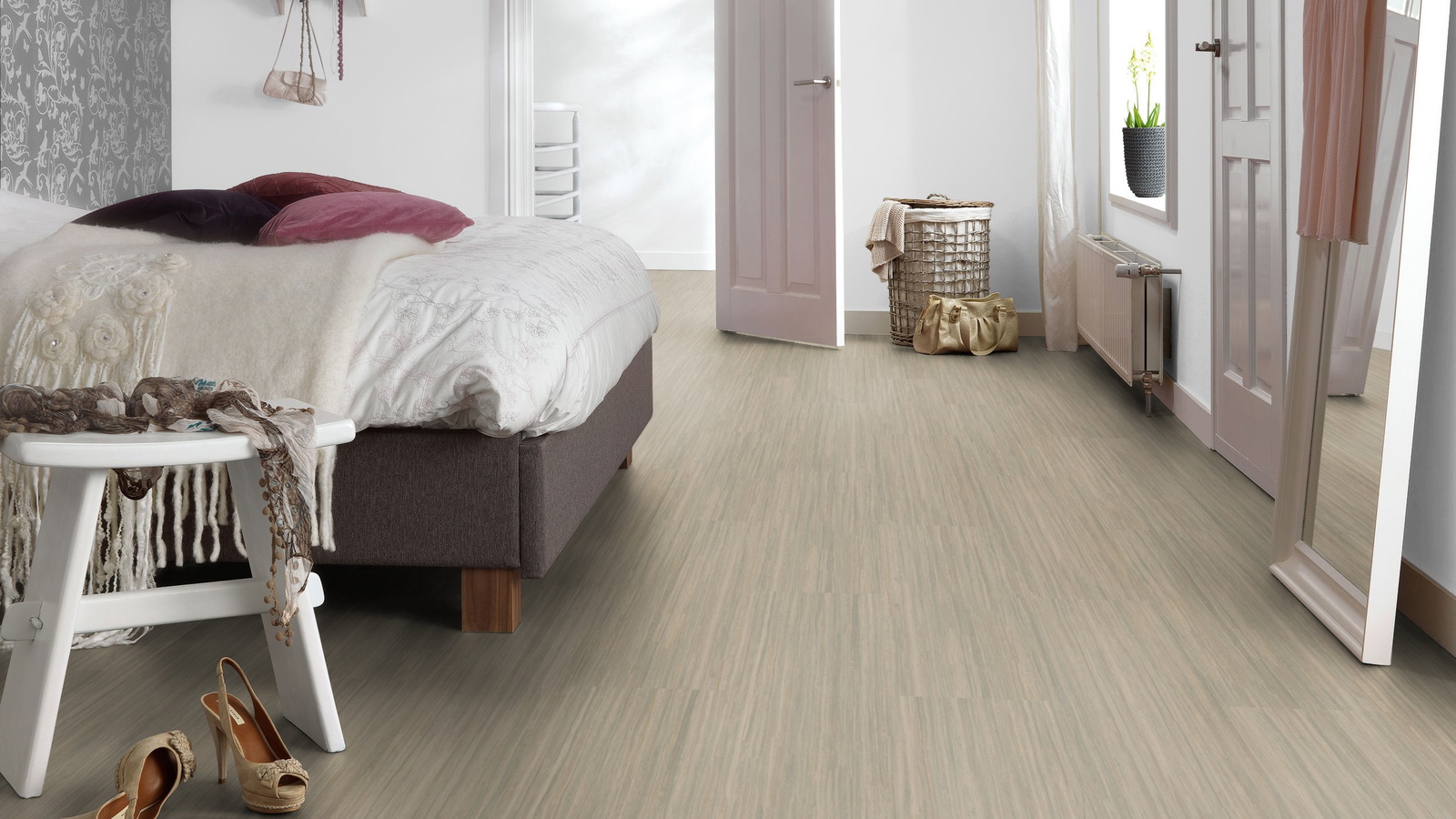 Milieubild Schlafzimmer mit Hocker - Forbo Flooring Marmoleum Modular Linear Bleached Gold Milieubild Schlafzimmer mit Hocker - Forbo Flooring 253741