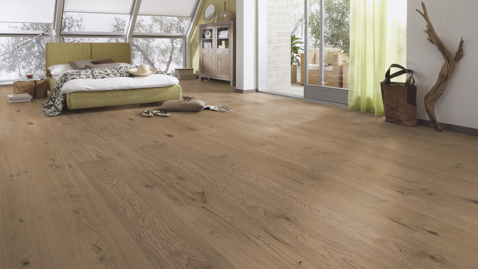 Milieubild Schlafzimmer im modernen Dachgeschoss - MEISTER Furnierboden HD 100 Natureflex Eiche auth greige pure Milieubild Schlafzimmer im modernen Dachgeschoss - MEISTER 500139-2200210-20018