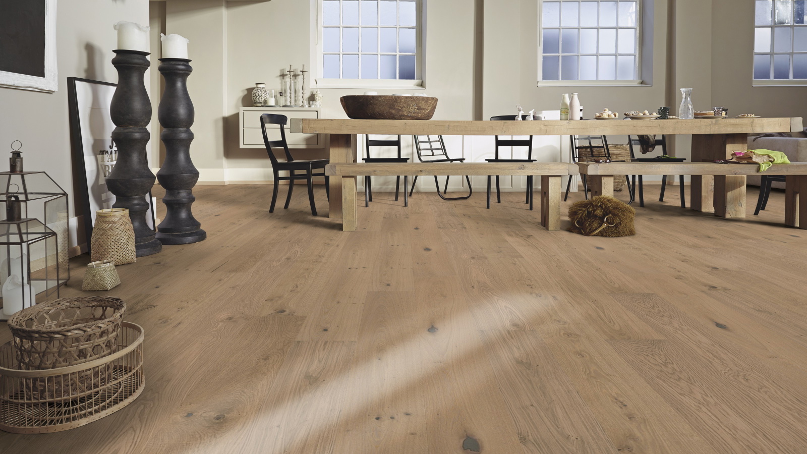 Milieubild Esszimmer mit großem Tisch - MEISTER Furnierboden HD 100 Natureflex Eiche auth greige pure Milieubild Esszimmer mit großem Tisch - MEISTER 500139-2200210-20018