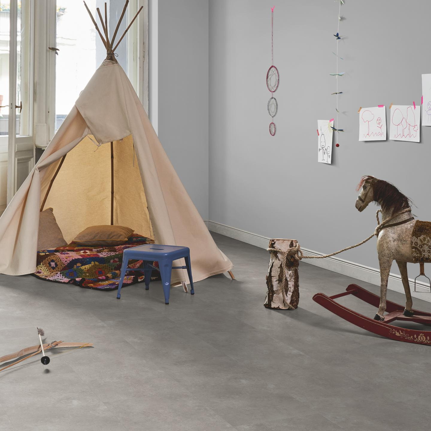 Milieubild Kinderzimmer in Stadtwohnung - Parador Klebe-Vinyl Trendtime 5 Dryback Stein Trafalgar hellgrau Milieubild Kinderzimmer in Stadtwohnung - Parador 1750858