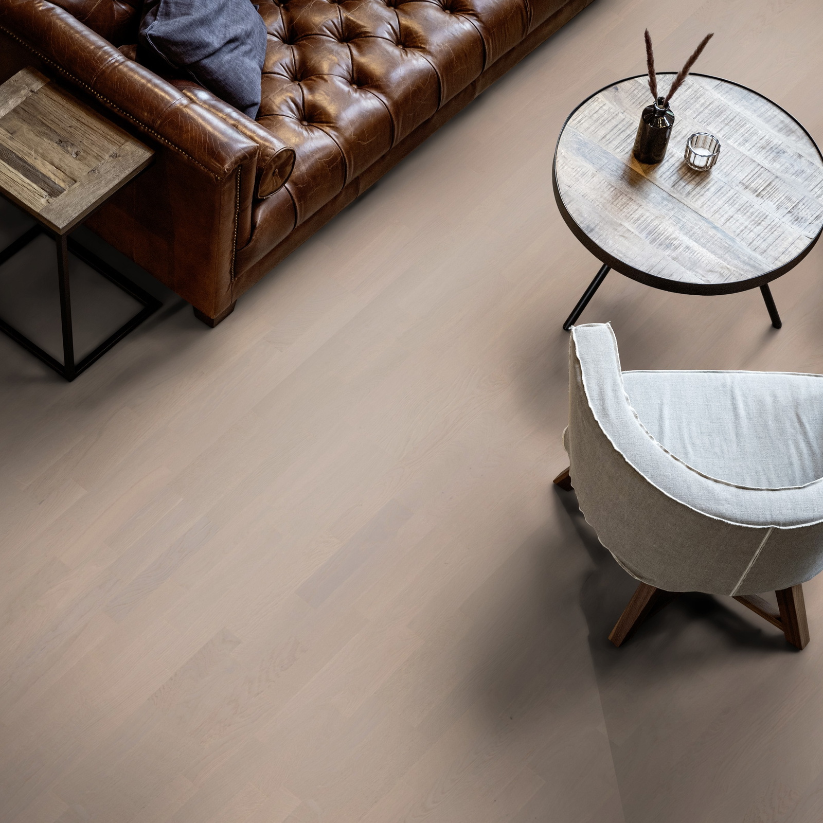 Milieubild Wohnzimmer mit Ledersofa - Blick von oben - ter Hürne Parkett Tailored Collection Eiche Fendant Milieubild Wohnzimmer mit Ledersofa - Blick von oben - ter Hürne 1101312490