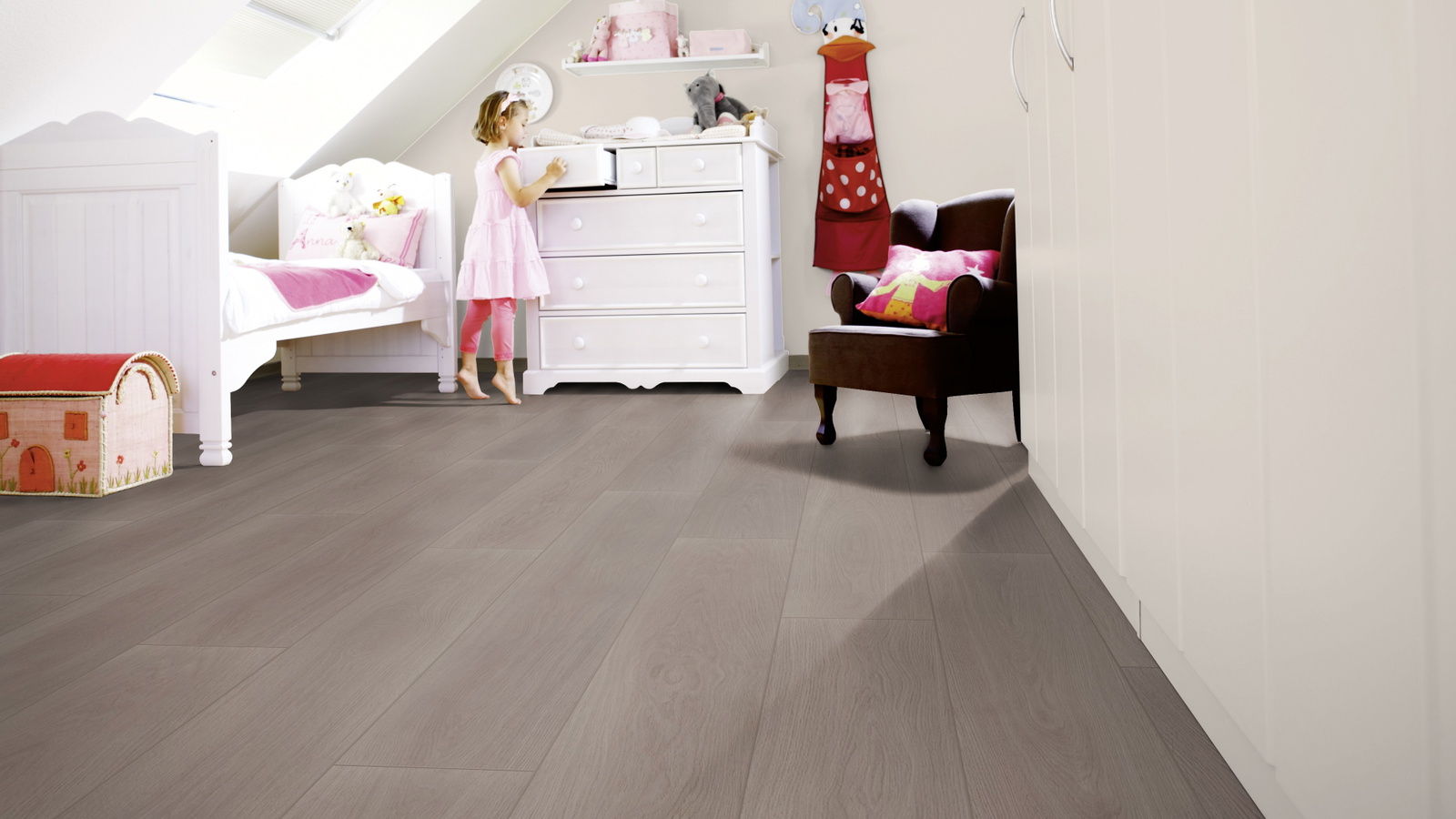 Milieubild Kinderzimmer mit weißer Kommode - wineo MLP308R