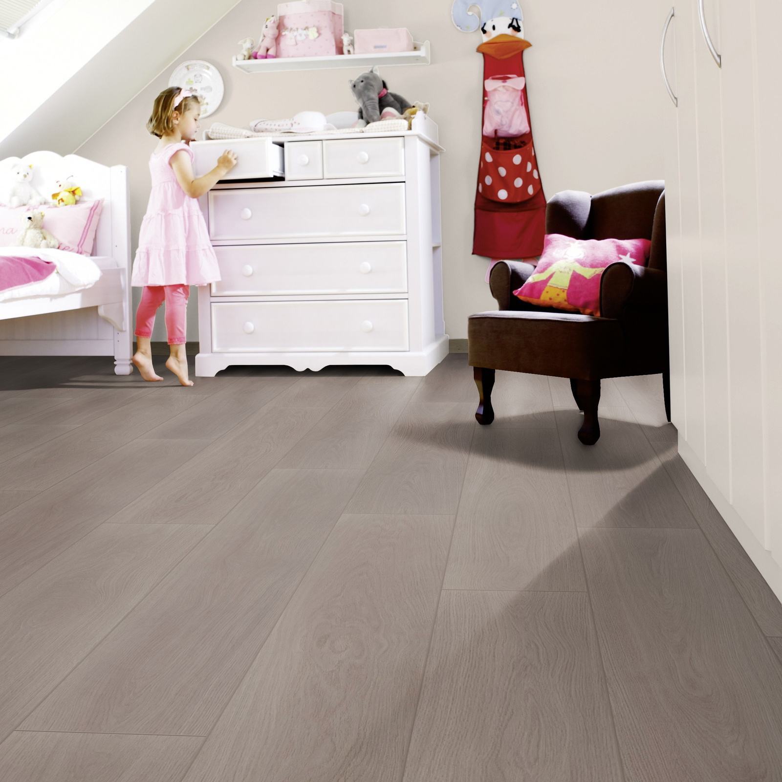 Milieubild Kinderzimmer mit weißer Kommode - wineo MLP308R