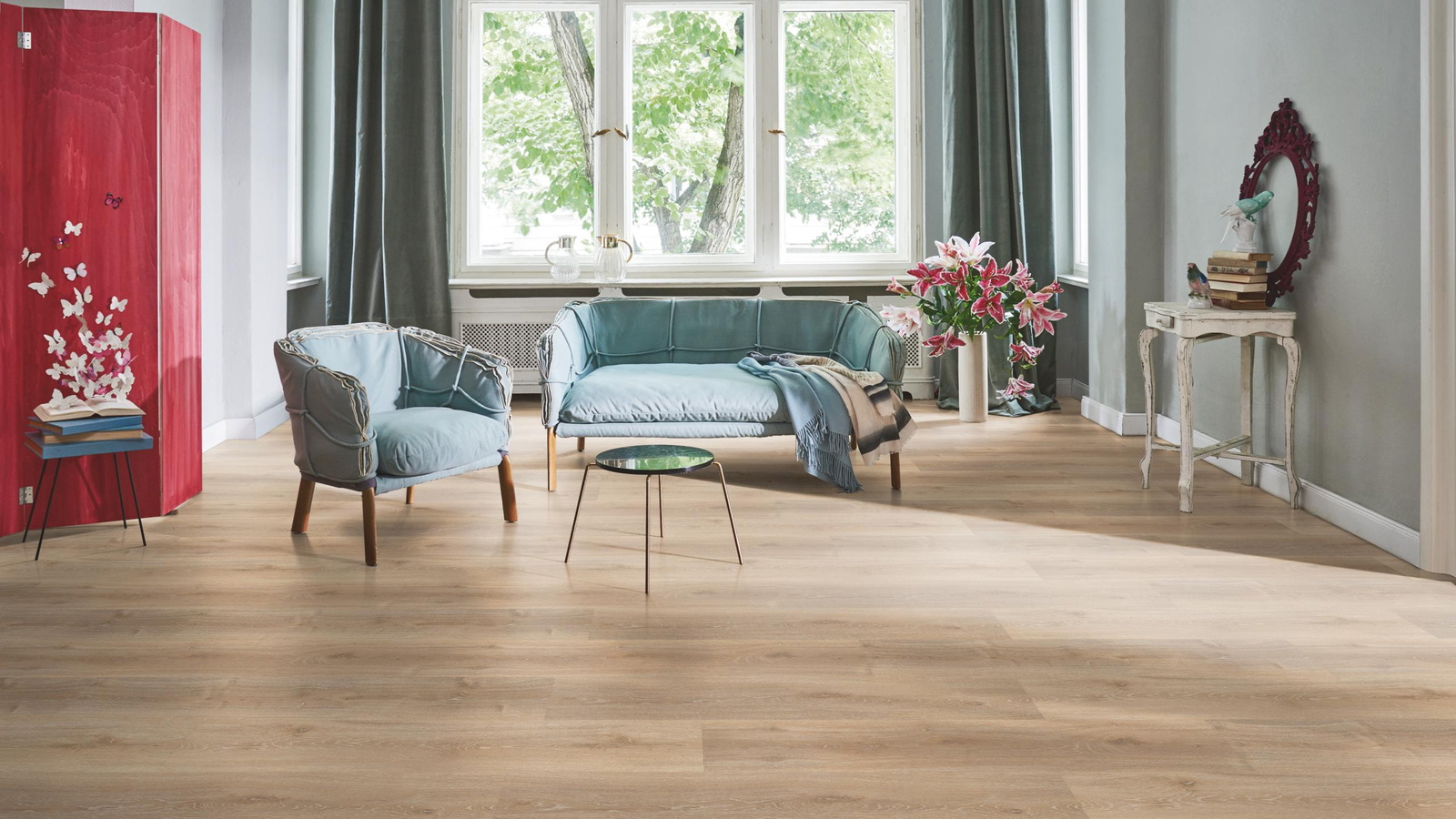 Milieubild Wohnzimmer in Stadtwohnung - Parador Klebe-Vinyl Classic 2025 Eiche Royal hell gekälkt Milieubild Wohnzimmer in Stadtwohnung - Parador 1748870