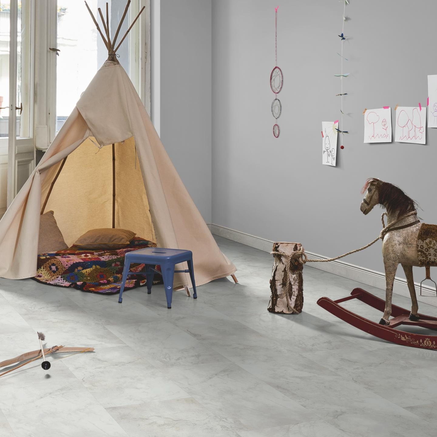 Milieubild Kinderzimmer in Stadtwohnung - Parador Klebe-Vinyl Trendtime 5 Dryback Marmor Abbey weiß Milieubild Kinderzimmer in Stadtwohnung - Parador 1750859