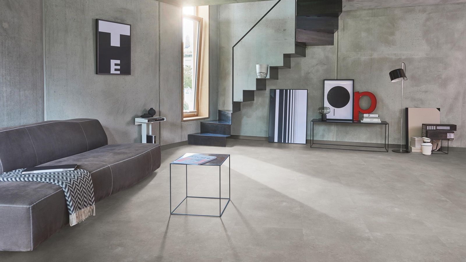 Milieubild Wohnzimmer im modernen Loft-Stil - Parador Klebe-Vinyl Trendtime 5 Dryback Stein Trafalgar hellgrau Milieubild Wohnzimmer im modernen Loft-Stil - Parador 1750858