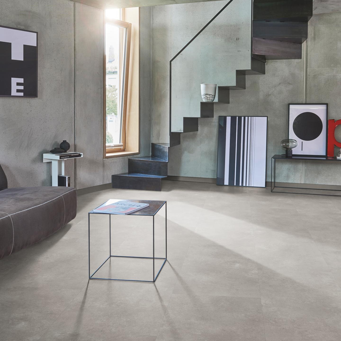 Milieubild Wohnzimmer im modernen Loft-Stil - Parador Klebe-Vinyl Trendtime 5 Dryback Stein Trafalgar hellgrau Milieubild Wohnzimmer im modernen Loft-Stil - Parador 1750858