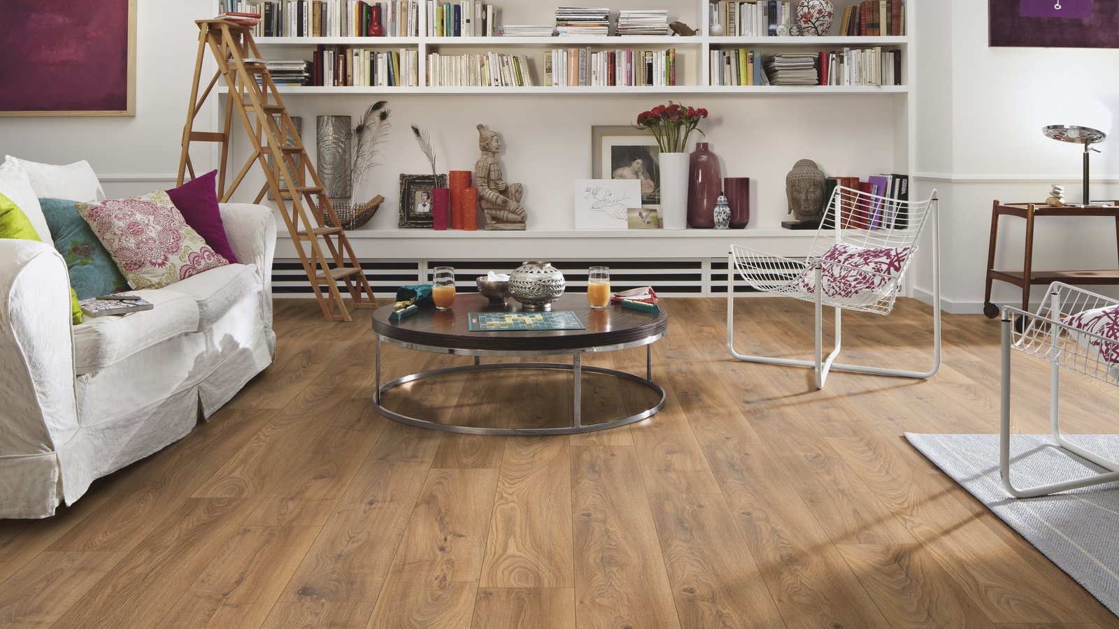 Milieubild Wohnzimmer mit großem Bücherregal - Meister Laminat LD 150 Eiche Hazelbrook Milieubild Wohnzimmer mit großem Bücherregal - Meister 600017-1288198-07013