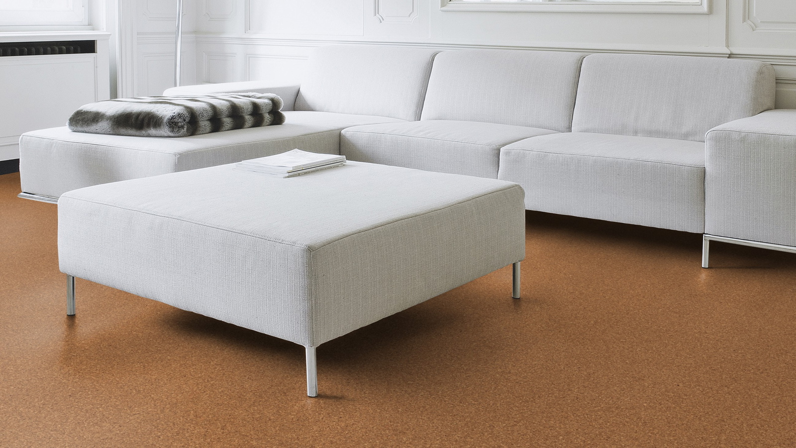 Milieubild Wohnzimmer mit Couch - Nahansicht - Wicanders HDF Klick-Korkboden cork Essence Originals Natural Milieubild Wohnzimmer mit Couch - Nahansicht - Wicanders 80002234
