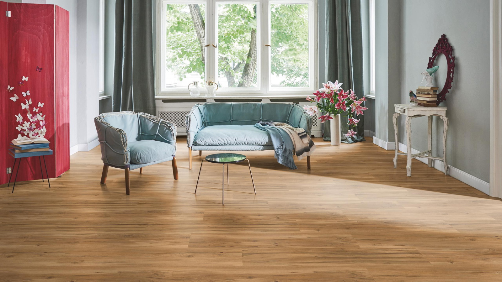 Milieubild Wohnzimmer in Stadtwohnung - Parador Klebe-Vinyl Classic 2025 Eiche Memory natur Milieubild Wohnzimmer in Stadtwohnung - Parador 1748871