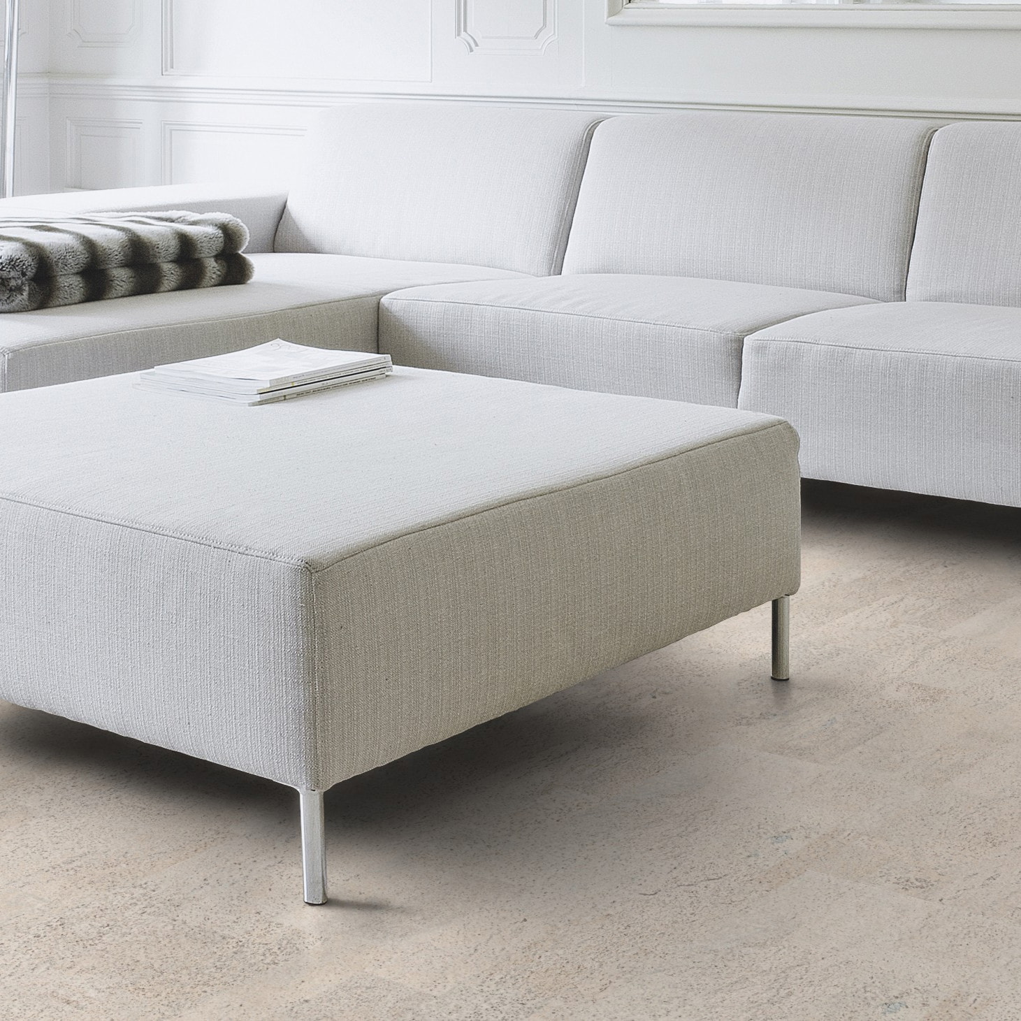 Milieubild Wohnzimmer mit Couch - Nahansicht - Wicanders HDF Klick-Korkboden cork Essence Identity Moonlight Milieubild Wohnzimmer mit Couch - Nahansicht - Wicanders 80001650