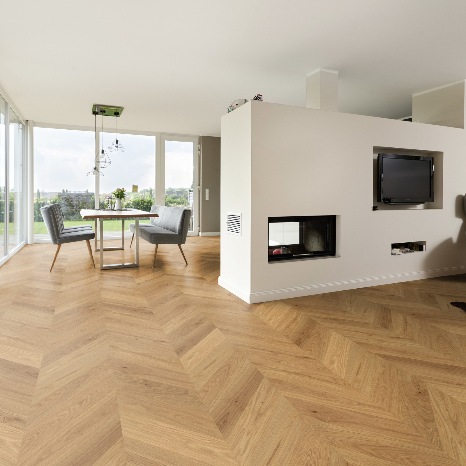 Milieubild Wohnzimmer mit Essbereich und Kamin - ter Hürne Parkett Estate Collection OLIO Eiche Sablon Milieubild Wohnzimmer mit Essbereich und Kamin - ter Hürne 1101312673
