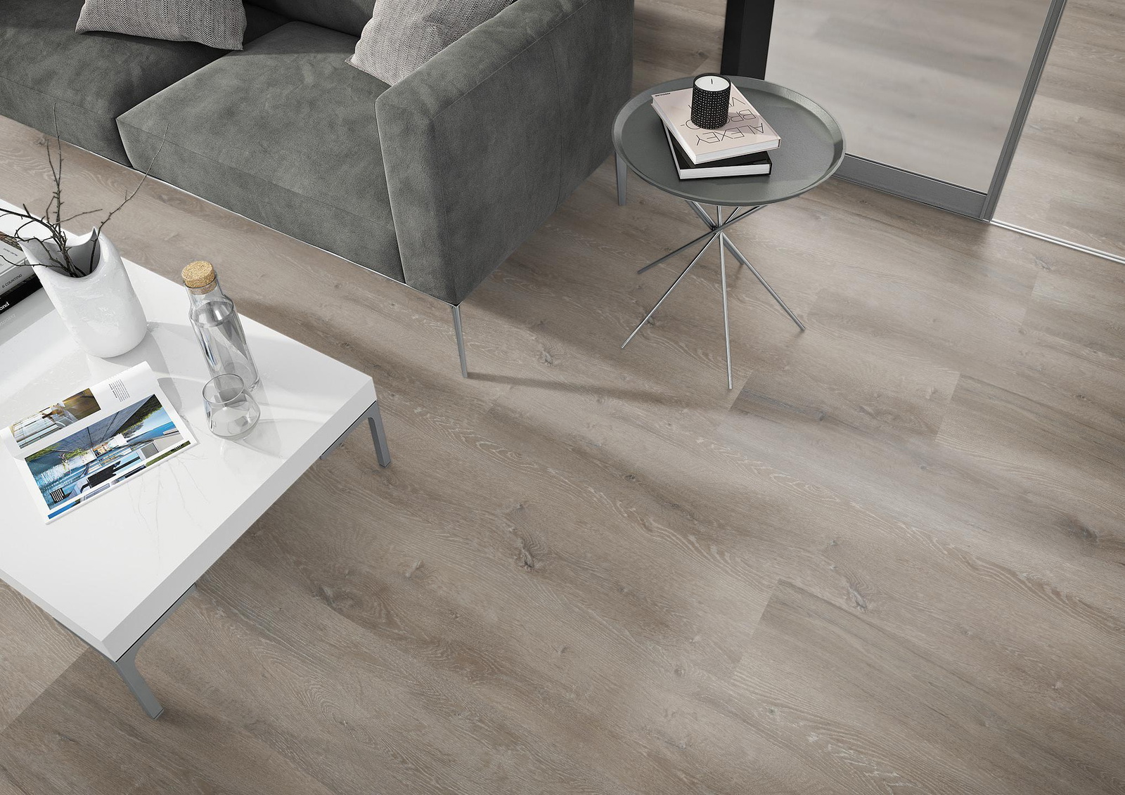 Milieubild Wohnzimmer - Sofa mit Beistelltisch und Glastür - nexflor NXF-20030-003