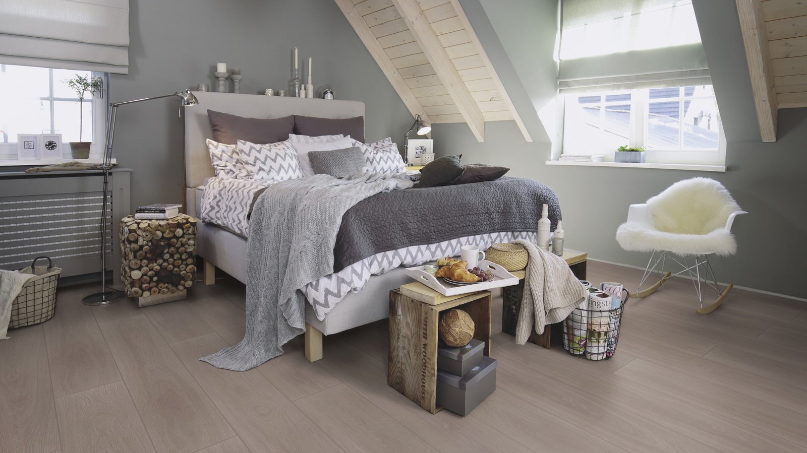 Milieubild Schlafzimmer im modernen Dachgeschoss - wineo MLP308R