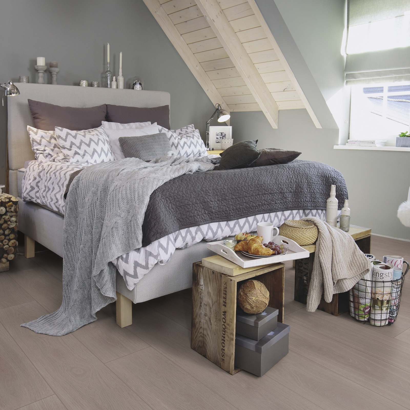 Milieubild Schlafzimmer im modernen Dachgeschoss - wineo MLP308R