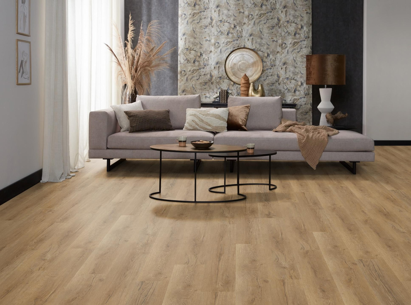 Milieubild Modernes, freundliches Wohnzimmer mit Sofa und Wandtapete - nexflor NXF-70055-002