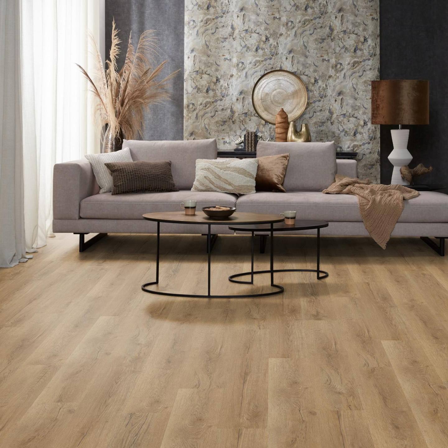 Milieubild Modernes, freundliches Wohnzimmer mit Sofa und Wandtapete - nexflor NXF-70055-002