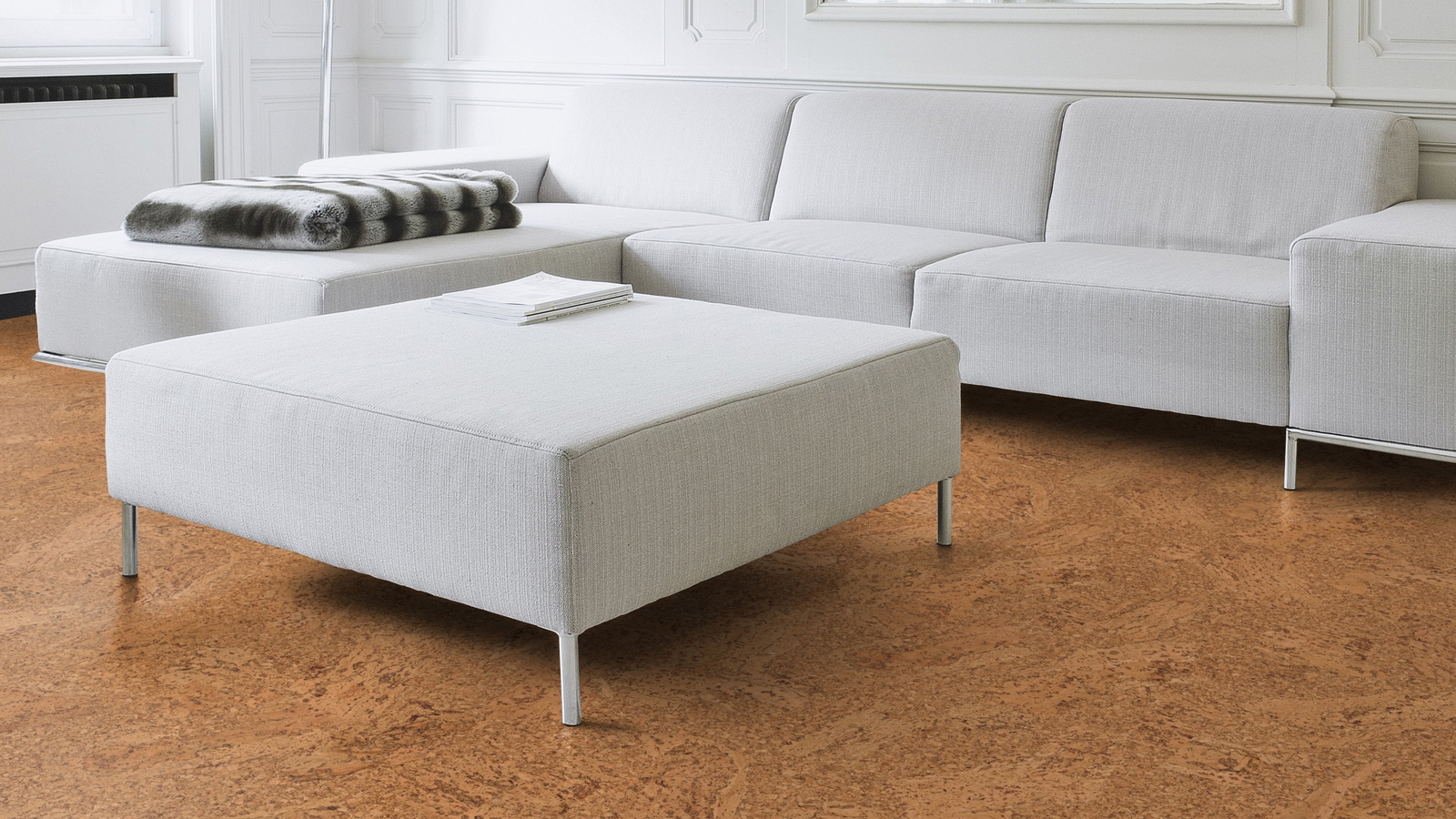 Milieubild Wohnzimmer mit Couch - Nahansicht - Wicanders HDF Klick-Korkboden cork Essence Originals Accent Milieubild Wohnzimmer mit Couch - Nahansicht - Wicanders 80002243